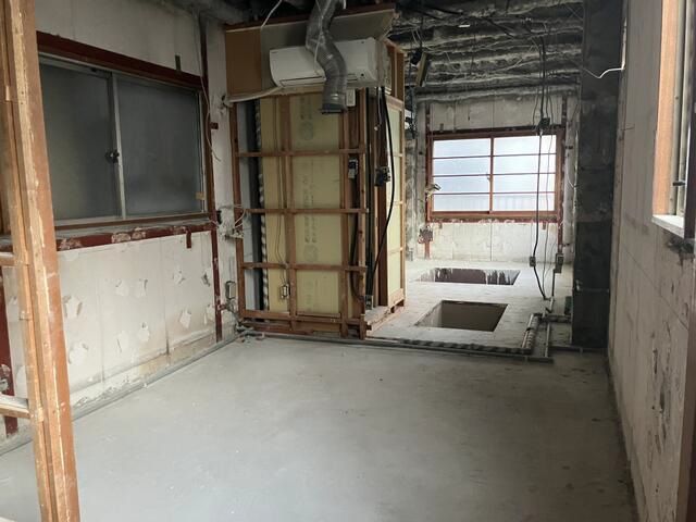 【港区・新橋駅徒歩3分】駅前路面・角地／一棟貸しスケルトン物件