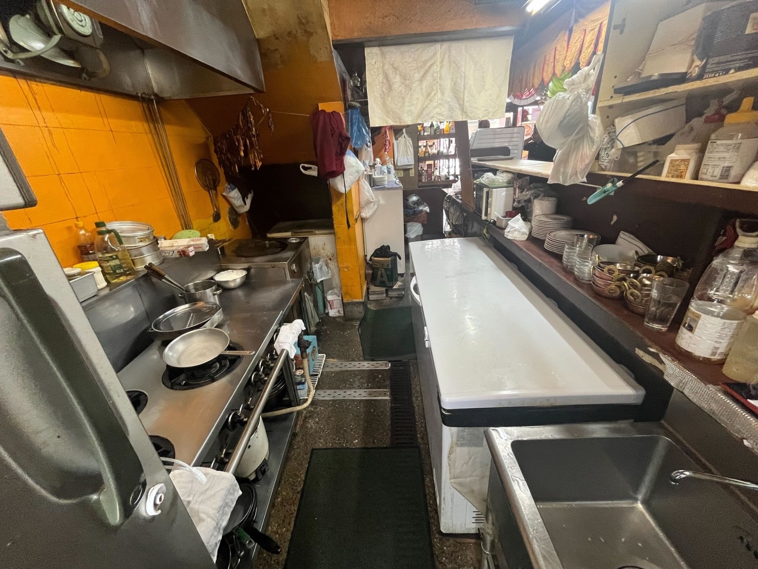 保土ヶ谷駅徒歩1分！路面多国籍料理店居抜き物件