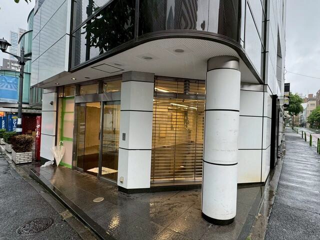 六本⽊駅徒歩6分！視認性抜群の好立地☆飲食美容物販などにおすすめ1階路面店物件