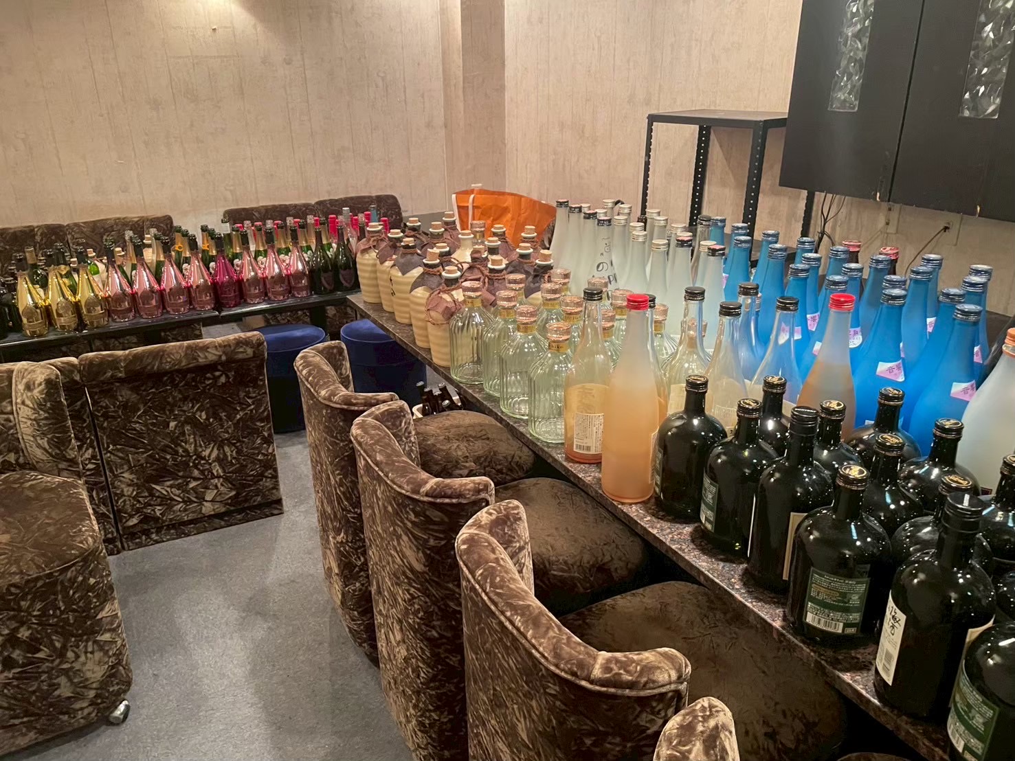 豊中駅徒歩7分国道176号線沿いの総合飲食ビル内のラウンジバー居抜き物件